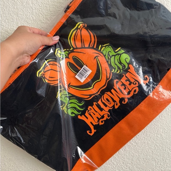 COPY - NWT 2024 Mickey’s glow in the dark Halloween tote - Picture 4 of 6